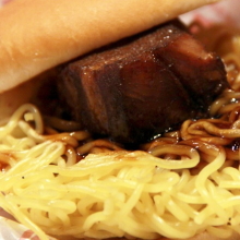 【動画】女子大生の食レポ「麺屋武蔵ラーメンバーガー」＠ロッテリア天神地下街店