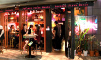【動画】ワンコインで楽しめる本格窯焼きピッツァと世界のビールで陽気に乾杯！「PACKERS pizza mania」 