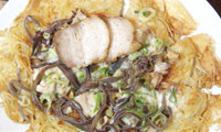 【動画】＜QBC特選グルメ企画＞新しい博多の味！？とんこつラーメンがそのままピザになった 