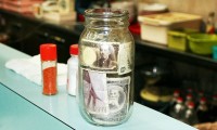 100円ラーメン店「勝龍軒」のカウンターに23年間置かれたままの消費税のビン 