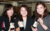 ３人の女性のうち一番ビールを多く飲めるのは誰だろう 