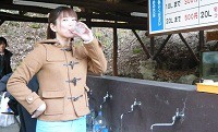 蛇口からサイダーが出てくる水道を発見！ 