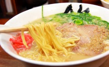 ちょうどE級グルメ（その3）ゴマ・にんにく入れ放題「博多ラーメン 膳」の「おいしいラーメン」280円！
