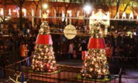 クリスマスの夜、寒風吹きすさぶ警固公園で野外音楽ライブ 