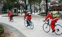 クリスマス・イブ、自転車でプレゼントを届けるサンタたち！
