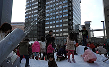 【動画】福岡市役所前ふれあい広場で人工雪イベント「SNOW BEACH in 天神」開催中！