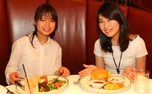 【動画】パティ280gのハンバーガー！「ウルフギャング・バーガーマンス」を女子大生がレポート！