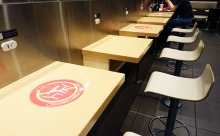 マックでも客席数1/2に「新しい生活様式」に沿った「新しい営業様式」へ